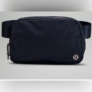 Lululemon Everywhere Belt Bag (1L) in black